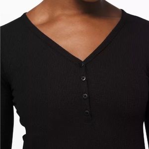 Lululemon Close Call Henley Sz. S black in like New condition. 🖤🖤